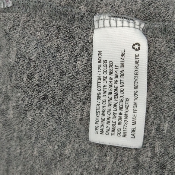 🍓 3/$30 Liz Lange Maternity Gray V-Neck T-Shirt - Picture 6 of 6